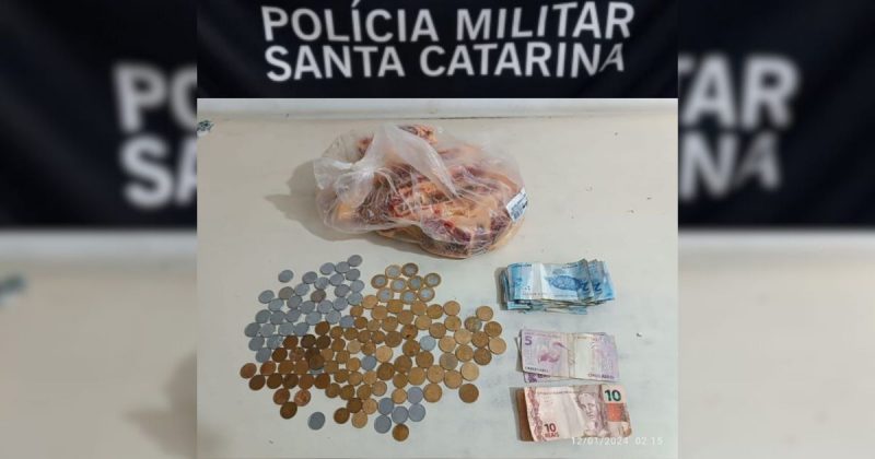 Pacote com carne, moedas e dinheiro foram apreendidos – Foto: Divulga&ccedil;&atilde;o/PMSC/ND