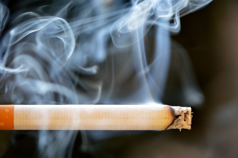 Projeto proíbe o consumo de cigarro e derivados do tabaco, sol pena de multa