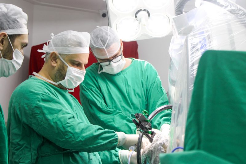 Equipe de Neurocirurgia realizou pelo SUS a primeira biópsia cerebral guiada por estereotáxica no Hospital Santo Antônio