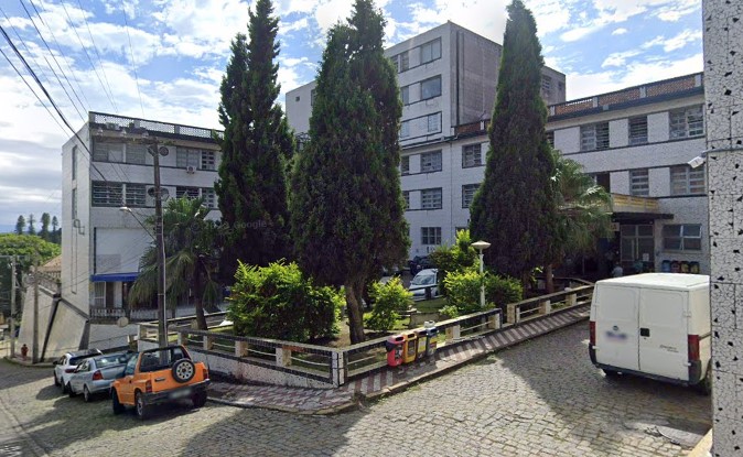 Carro estava estacionado no Hospital de Caridade Senhor Bom Jesus dos Passos – Foto: Divulga&ccedil;&atilde;o/Google Street View/ND