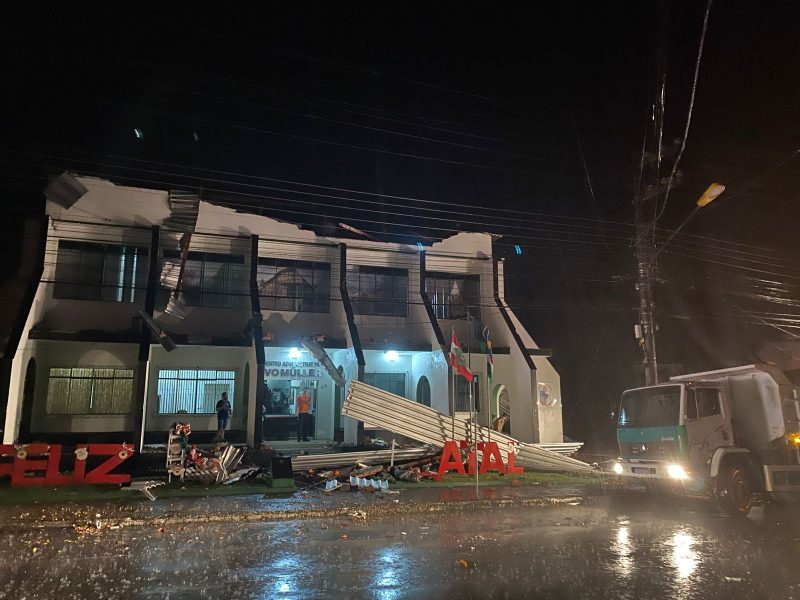 Cidade foi atingida por um forte temporal no início da noite desta segunda-feira (8)