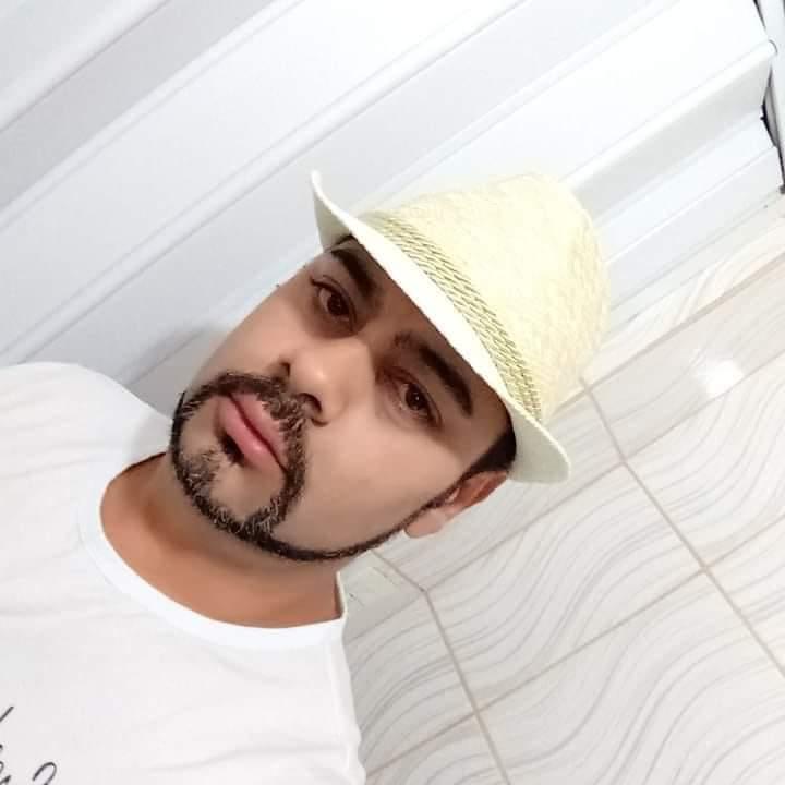 Osniel Pivotto, de 37 anos, morreu na colisão entre carro e carreta, registrada na manhã desta segunda-feira (22)