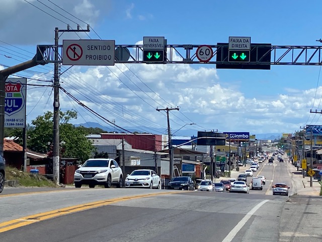 Pista vazia ao lado de pista engarrafada –&nbsp;