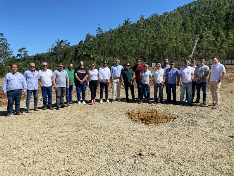 Equipes do Amazon Parques & Resorts e da Pafil Empreendimentos reunidas no começo das obras do complexo amazônico