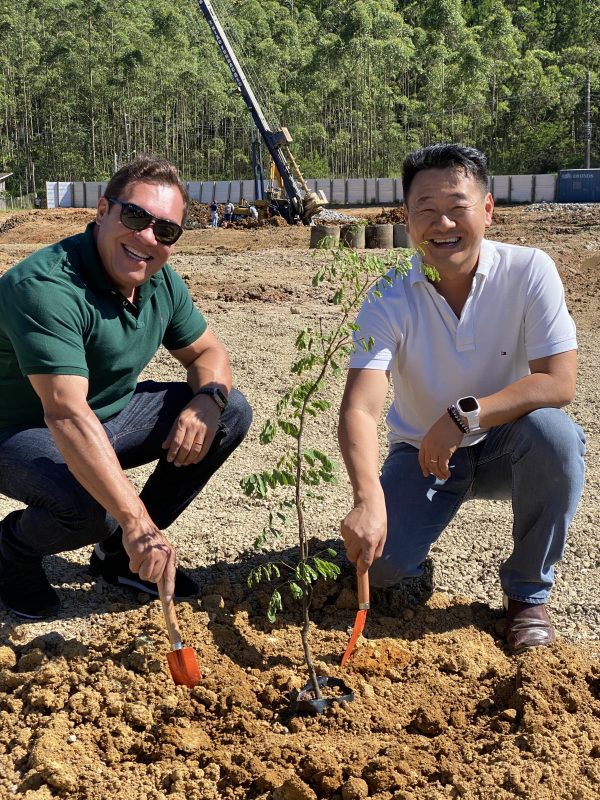 CEO da Pafil Empreendimentos, Júlio Souza (à esquerda), e o CEO do parque, Roberto Kwon (à direita), plantando uma muda de Pau-ferro no começo das obras do Amazon Parques & Resorts