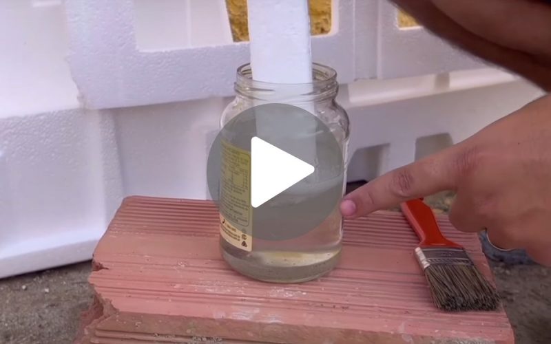 Frame de vídeo em que pedreiro ensina a fazer um impermeabilizante somente diluindo isopor