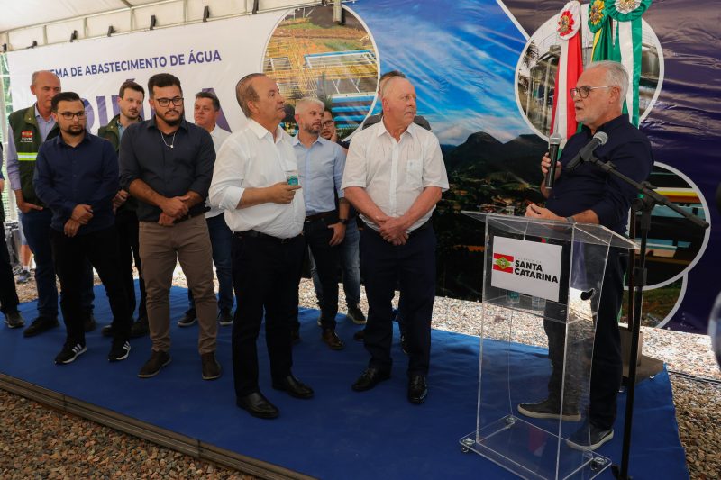 Casan inaugurou com a presença do governador em Apiúna novo sistema