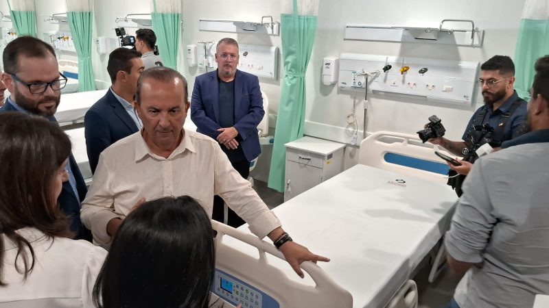 Jorginho Mello, governador de Santa Catarina, na inauguração de nova emergência do Hospital Marieta Konder, em Itajaí