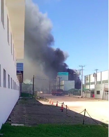 Foto mostra grande fumaça em local de incêndio em São José