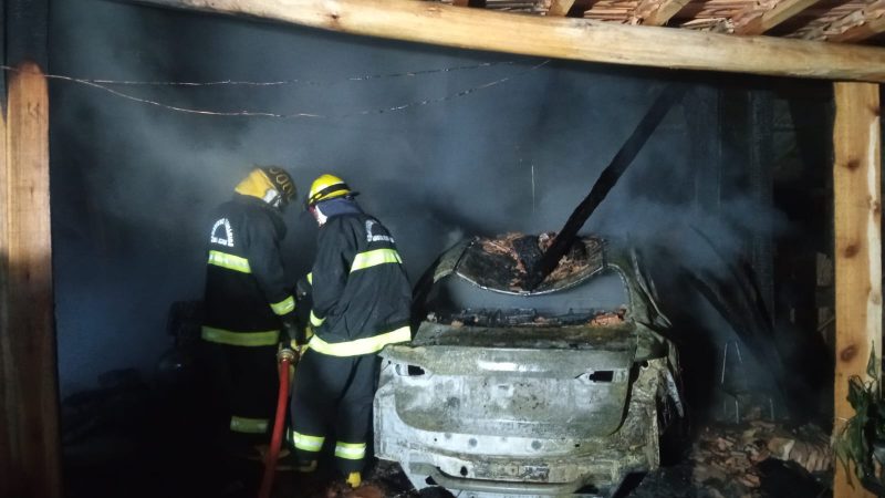 Incêndio destruiu carro em Presidente Getúlio
