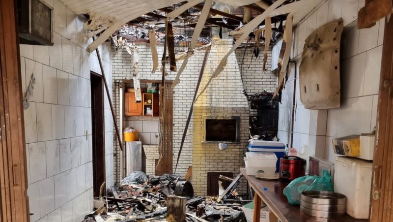 Suspeita dos Bombeiros &eacute; de que fogo come&ccedil;ou por conta de gordura na churrasqueira – Foto: CBMSC/Reprodu&ccedil;&atilde;o/ND