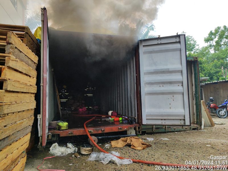 Incêndio foi registrado nesta quinta-feira (4), no contêiner de uma indústria têxtil da cidade