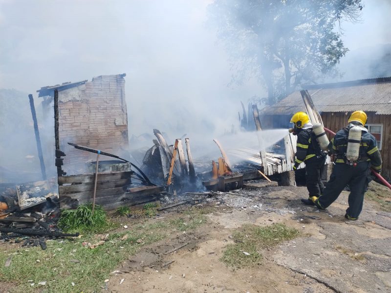 VÍDEO: Incêndio destrói casa e cria 'sinal de fumaça' em Biguaçu