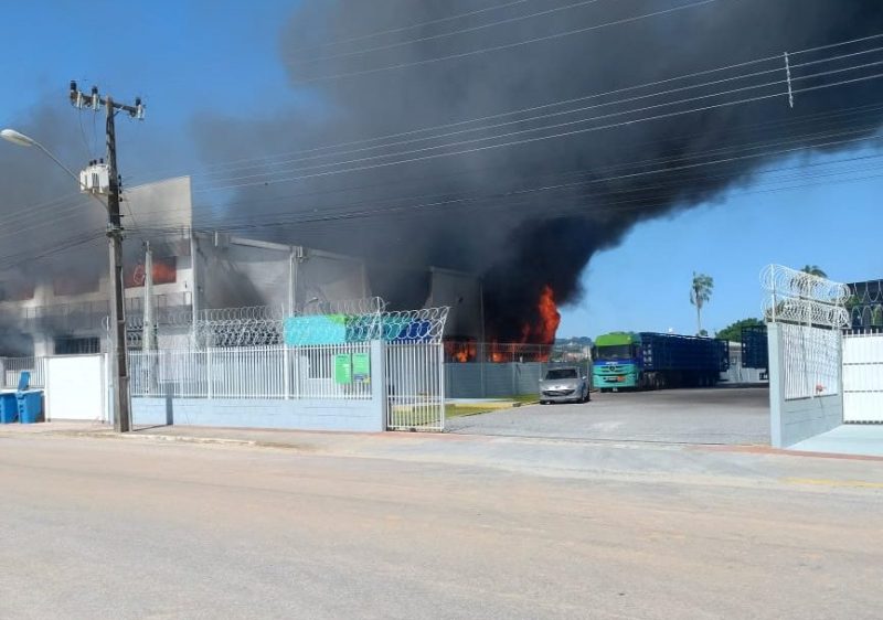 Foto mostra caminhão de gás muito próximo do incêndio, a poucos metros das chamas