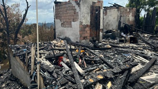 Família perde casa em incêndio e pede ajuda para reconstrução em Blumenau