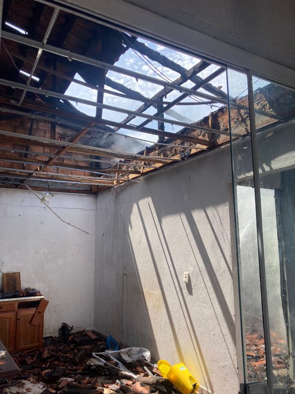 Incêndio foi registrado na tarde desta quarta-feira (10), no bairro Pocinho; criança precisou ser encaminhada ao hospital 