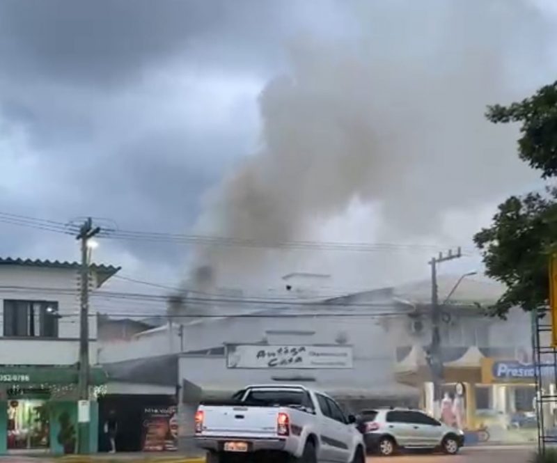 Caso foi registrado no início da noite desta quinta-feira (4), na Rua Curt Hering; caminhão pipa da Prefeitura Municipal foi acionado para ajudar a combater o incêndio na churrascaria 