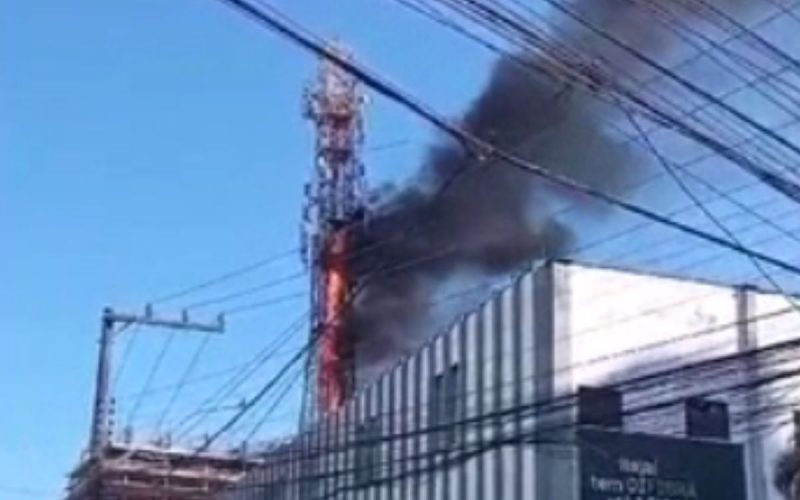 Frame de vídeo que mostra torre de comunicação da Oi em Itajaí pegando fogo