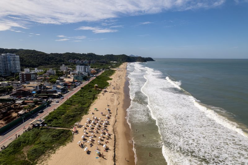 Praias de Itajaí vistas do alto em dia ensolarado