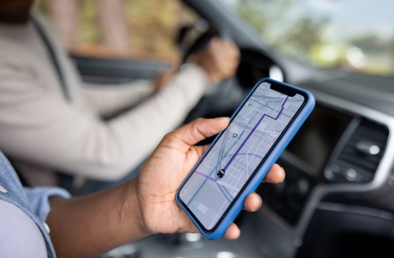 aplicativo de GPS na mão do passageiro para acompanhar o caminho