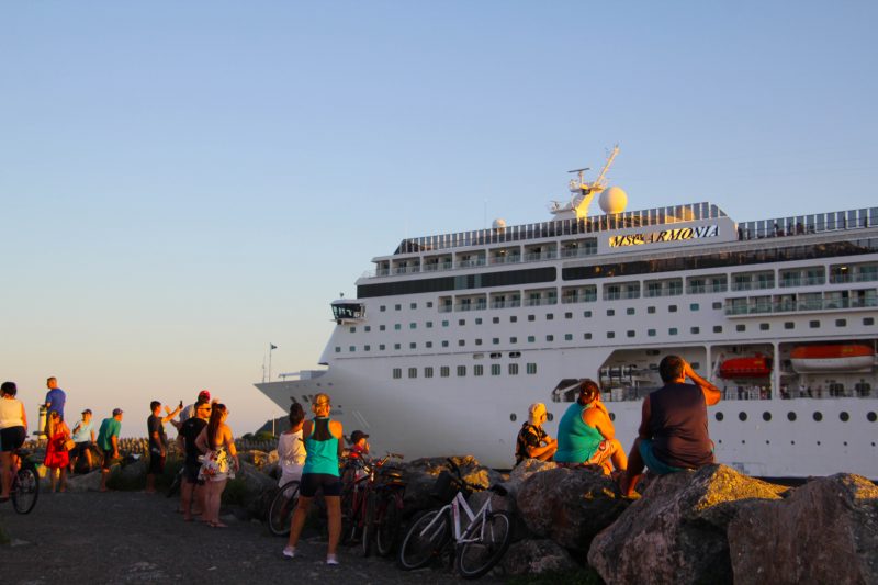 Imagem mostra cruzeiro passando por Itajaí; cidade recebe milhares de turistas na temporada de verão