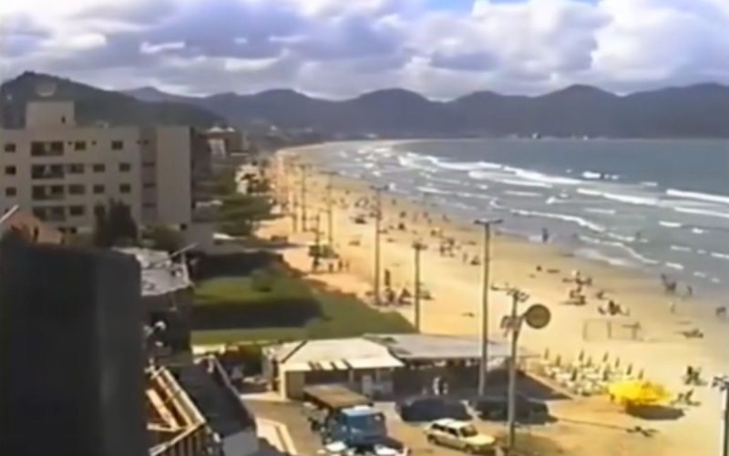 Frame de vídeo que mostra como era a Meia Praia, em Itapema, nos anos 1990