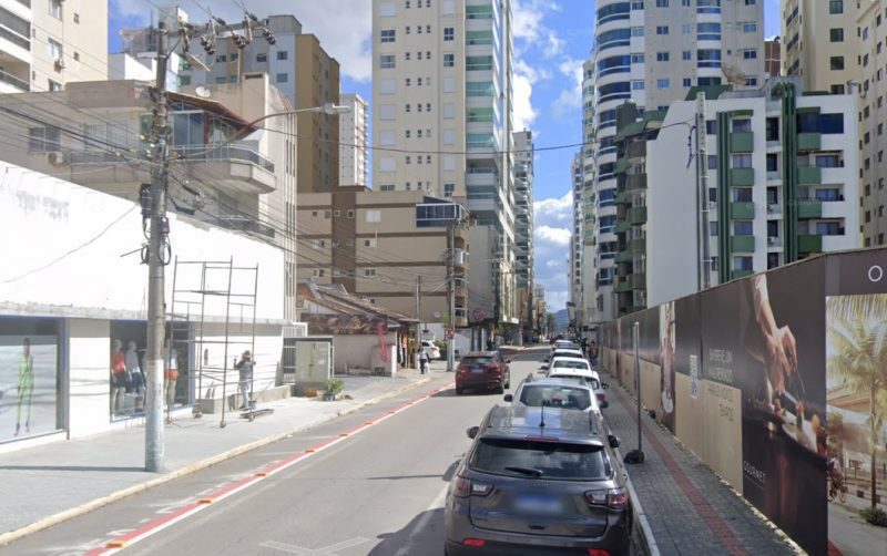 Homem disse que praticou agress&otilde;es pois ‘perdeu a cabe&ccedil;a’; vizinhos seguraram o suspeito at&eacute; a chegada da pol&iacute;cia, na madrugada de s&aacute;bado (6) – Foto: Google Street View/Divulga&ccedil;&atilde;o/ND