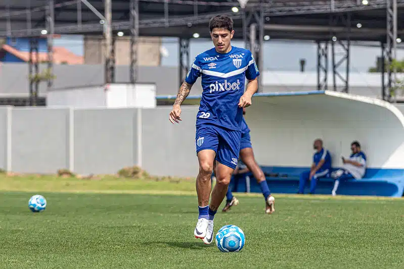 Jan Lucas sigue fuera del campo por problemas familiares.  Esta temporada, el centrocampista jugó 164 minutos en 6 partidos con los Azzurri - Foto: Leandro Buera/AFC/ND