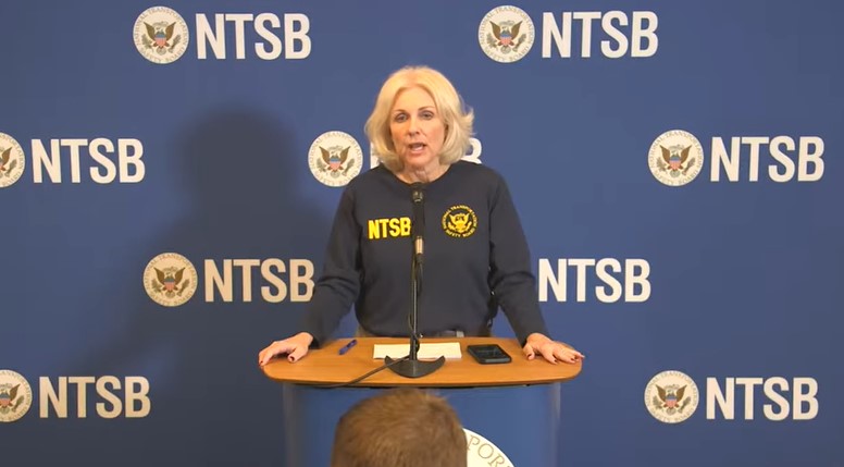 Presidente do Conselho Nacional de Seguran&ccedil;a nos Transportes dos EUA, Jennifer Hommendy convocou entrevista coletiva nesta segunda-feira (8) para comunicar o achado da pe&ccedil;a da aeronave – Foto: Reprodu&ccedil;&atilde;o/YouTube/@NTSBGov