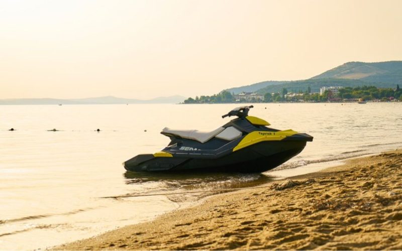 Foto ilustrativa de jet ski em praia