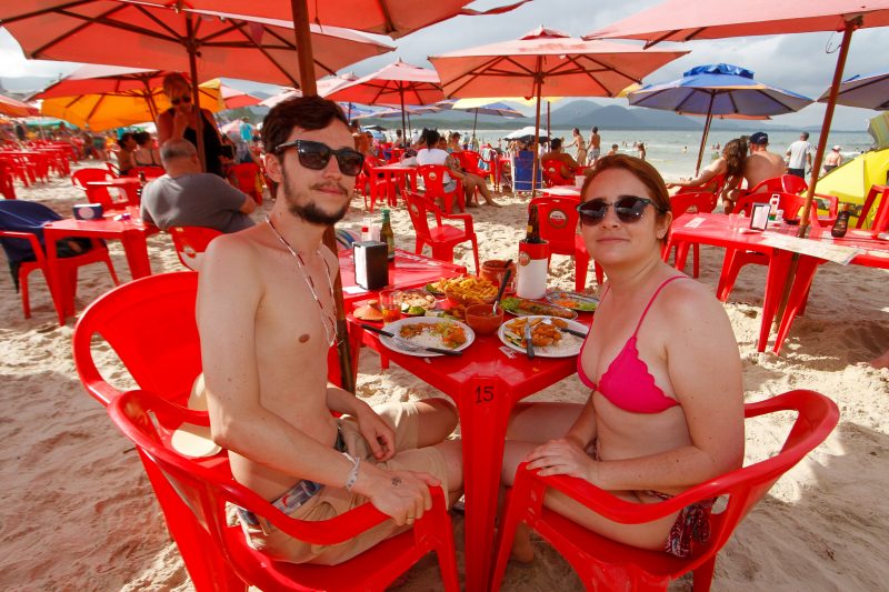 Casal Lindisey e Jhonny, que veio de Curitiba, no Paran&aacute; – Foto: Leo Munhoz/ND