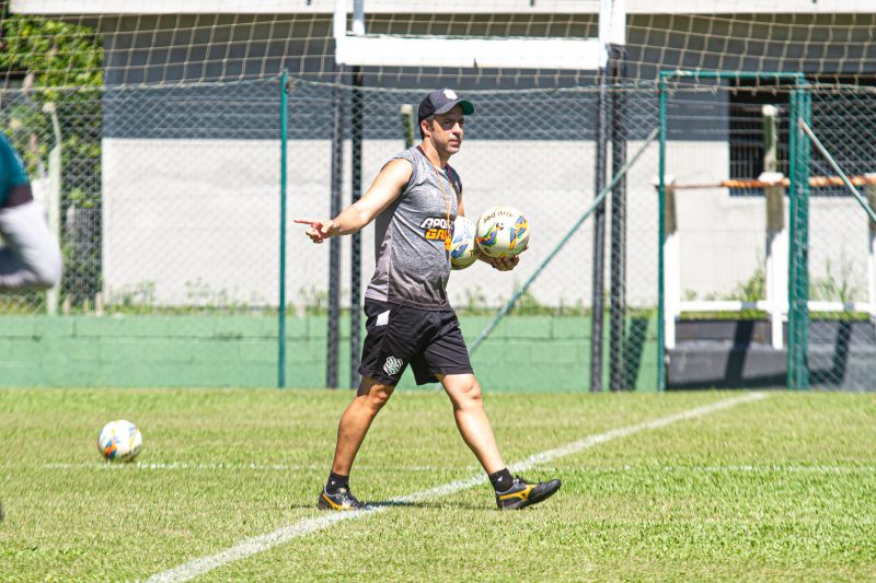 João Burse aponta durante treino do Figueirense