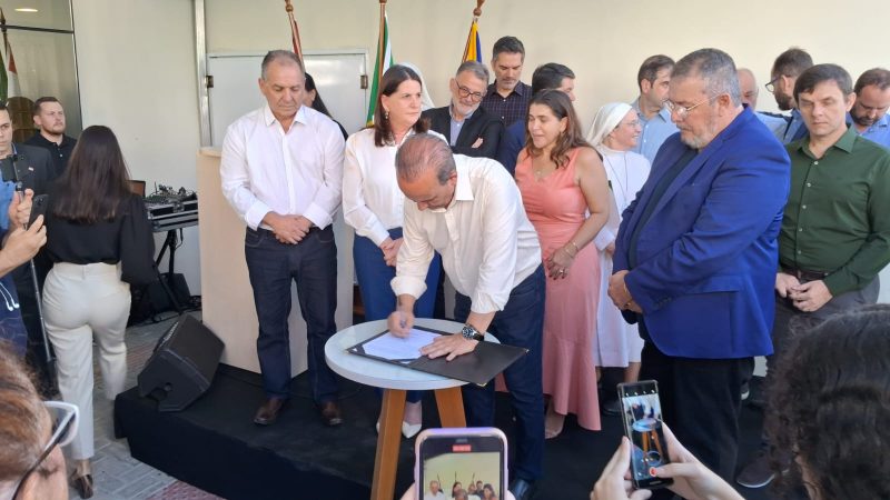Governador assinou o documento na presen&ccedil;a de outras autoridades, como a Secret&aacute;ria de Estado da Sa&uacute;de, Carmen Zanotto – Foto: FABIO TARNAPOLSKY/ND