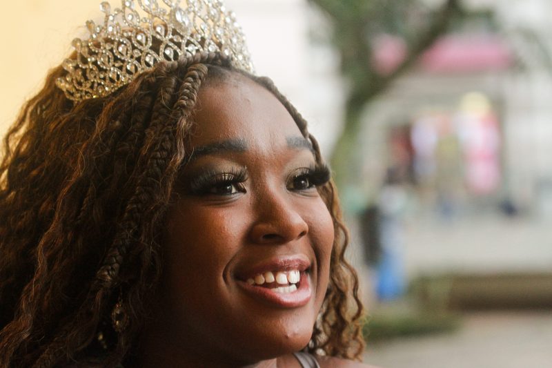 “Eu sempre pensava: ‘dessa vez, saio na ala da comunidade. Mas quando eu perder a vergonha, vou usar esta coroa’. Meus olhos brilhavam”, afirma Rainha da Coloninha – Foto: Leo Munhoz/ND