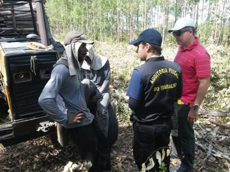 Foto mostra um auditor-fiscal do trabalho, cargo aberta no Concurso Nacional Unificado