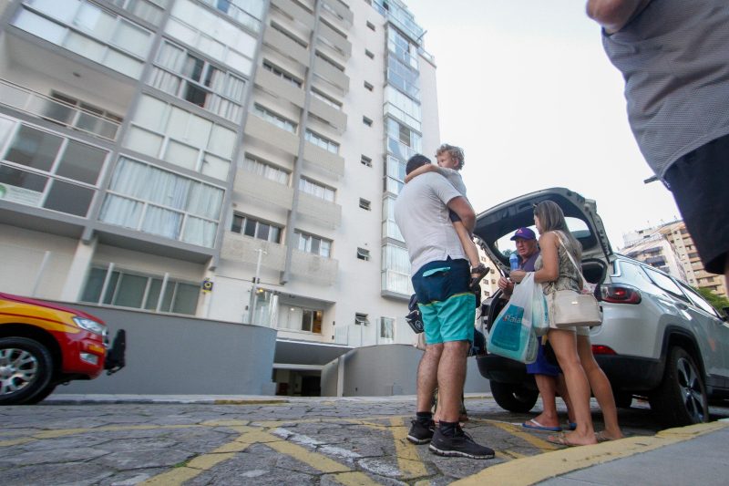 Prédio na Beira-mar Norte foi evacuado às pressas &#8211; Foto: LEO MUNHOZ/ND