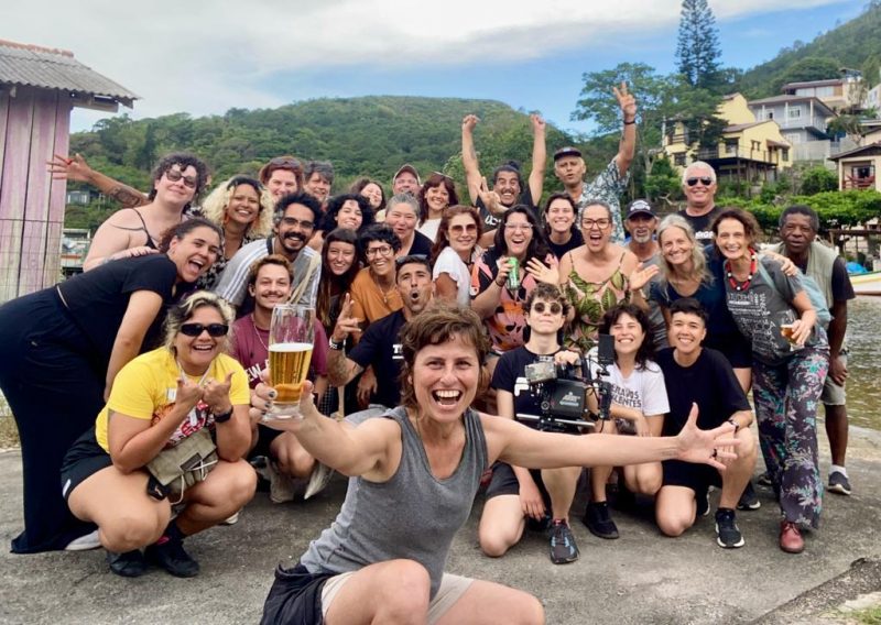 A diretora M&aacute;rcia Para&iacute;so (a frente) com o elenco e equipe do longa-metragem “Livros Restantes”, que tem a Barra da Lagoa e outras localidades de Floripa como cen&aacute;rios da hist&oacute;ria protagonizada pela atriz Denise Fraga – Foto: “Livros Restantes”/Divulga&ccedil;&atilde;o