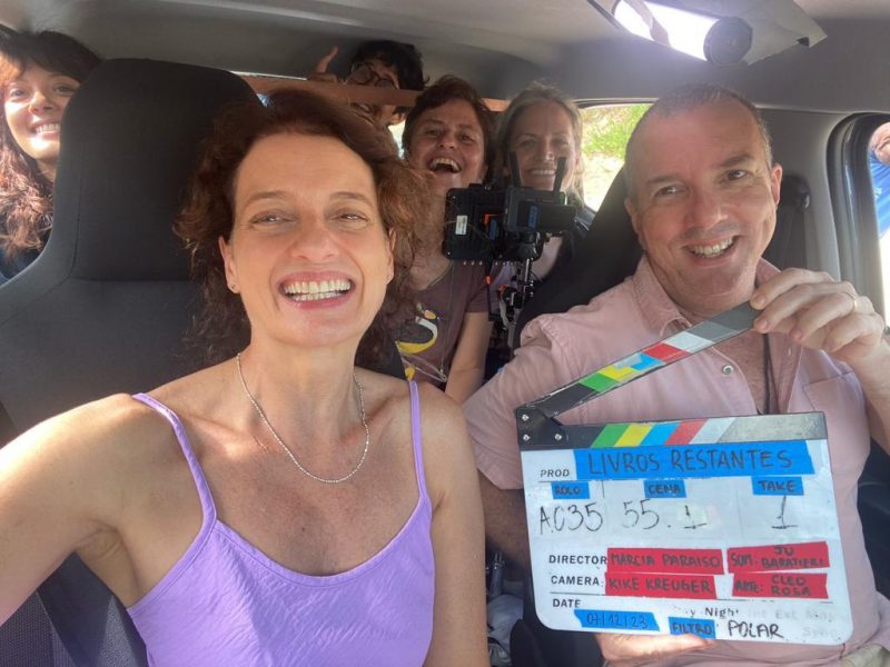 A atriz Denise Fraga e o ator Augusto Madeira durante as grava&ccedil;&otilde;es do filme “Livros Restantes” da diretora M&aacute;rcia Para&iacute;so. Previs&atilde;o de estreia &eacute; para 2025 – Foto: “Livros Restantes”/Divulga&ccedil;&atilde;o