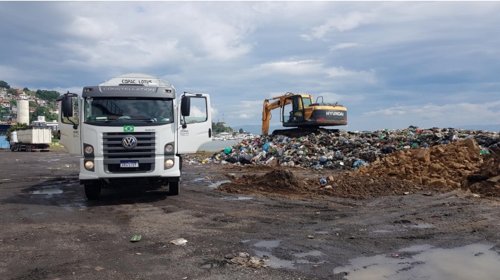 &Aacute;rea da Nego Quirido foi utilizada para transbordo de lixo, por ca&ccedil;amba da Amazon Fort – Foto: Reprodu&ccedil;&atilde;o/ND