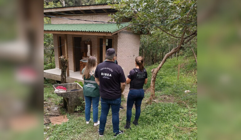 Agentes da Dibea, Polícia Civil e Vigilância em Saúde em sítio 