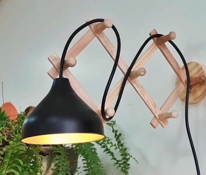 Luminária feita com madeira e muita simplicidade - Foto: Maniadedecoração/Reprodução/ND