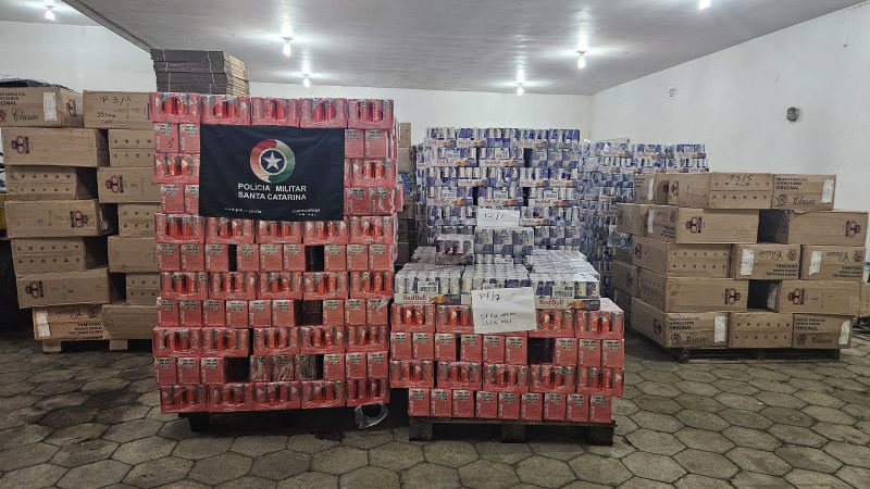 Ação resultou na apreensão de 80.500 maços de cigarros e 29.760 latas de energéticos provenientes de contrabando 