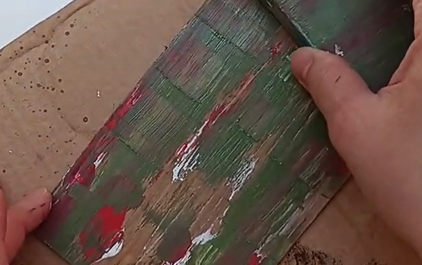 Duda mostrou o efeito de madeira de demolição na prática - Foto: Dudamanualidades/Reprodução/ND