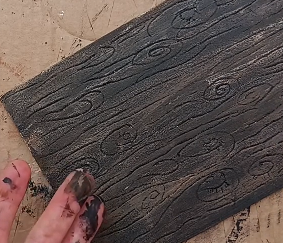 Efeito amadeirado no estilo rústico é algo simples de fazer - Foto: Dudamanualidades/Reprodução/ND