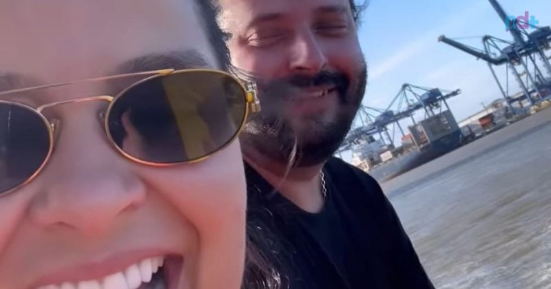 Imagem mostra Maiara, dupla de Maraísa, atravessando o ferry boat de Navegantes