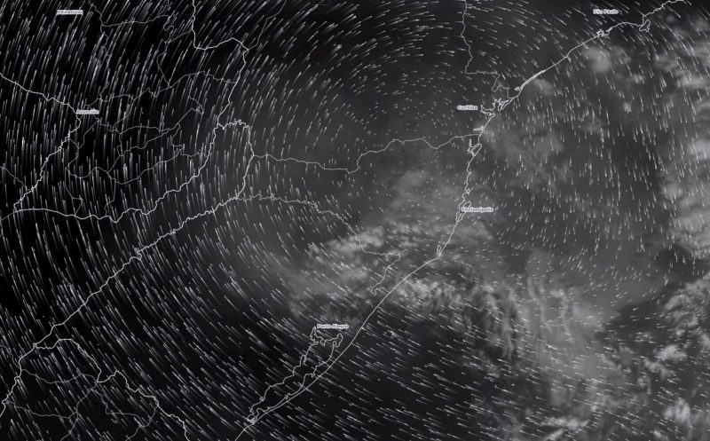 Foto em branco e preto do mapa de Santa Catarina mostra movimento circular do ar e influencia do vórtice ciclônico