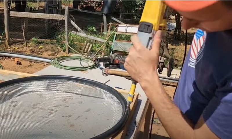 Pedreiro monta máquina de peneirar