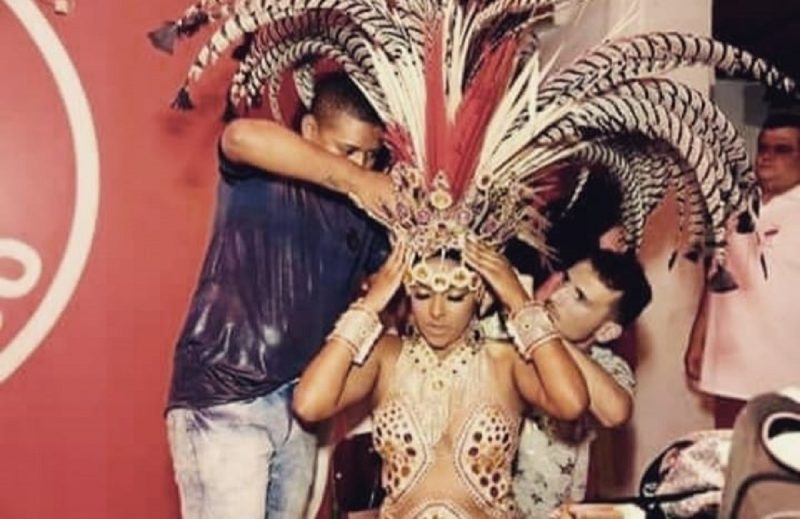 Marina Telles com a primeira fantasia para concurso de rainha em 2018 com Charles Nunes (dir.) e Vitor (esq.)