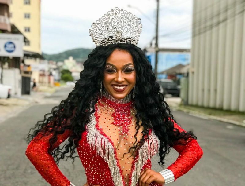 Marina Telles é a rainha da escola de samba Consulado há seis anos