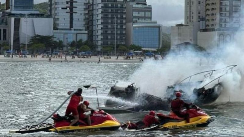 Bombeiros combateram o fogo com jet skis &#8211; Foto: Corpo de Bombeiros/Reprodução/ND